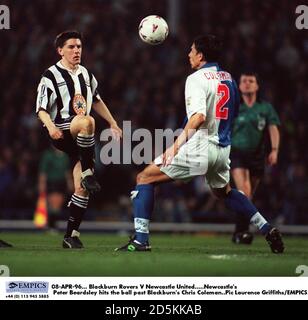 08-APR-96. Blackburn Rovers V Newcastle United. Newcastles Peter Beardsley trifft den Ball an Blackburns Chris Coleman vorbei Stockfoto