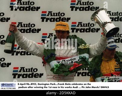 April 96. BTCC, Donington Park. Frank Biela feiert auf dem Podium nach dem Gewinn des 1. Rennens in seinem Werk Audi Stockfoto