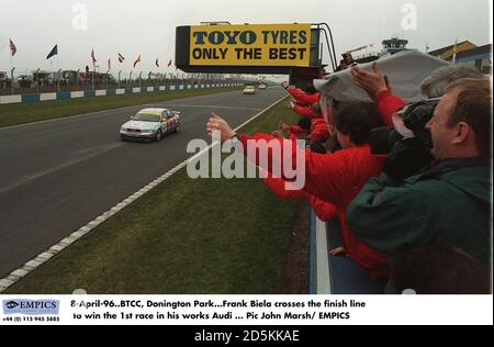 April 96. BTCC, Donington Park. Frank Biela überquert die Ziellinie und gewinnt das 1. Rennen in seinem Werk Audi Stockfoto