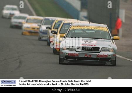 April 96. BTCC, Donington Park. Frank Biela führt das Feld im 1. Rennen in seinem Werk Audi Stockfoto