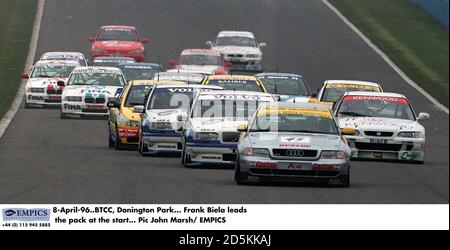 April 96. BTCC, Donington Park. Frank Biela führt das Spiel am Start an Stockfoto