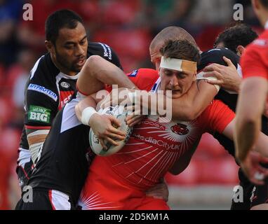 Andrew Dixon von Salford City Reds wird von Josh Jones von St. Helens angegangen (rechts) Stockfoto