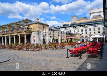 Sitzplätze im Freien im Covent Garden Market, London, Großbritannien. Stockfoto