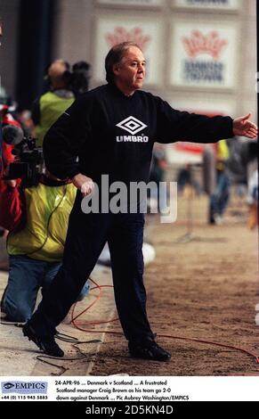 24-APR-96 ... Dänemark - Schottland ... Ein frustrierter Schottland-Manager Craig Brown sieht zu, wie sein Team verliert 2-0 in Dänemark Stockfoto