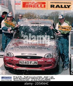 27-April-96. Pirelli International Rally ...Mobil 1 Rallye-Sieger Gwyndaf Evans feiert seinen Sieg mit Beifahrer Howard Davies (links) Stockfoto