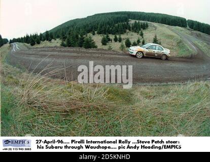 27-April-96. Pirelli International Rally ...Steve Petch steuert seinen Subaru durch Wauchope Stockfoto