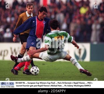 08-MAI-96 ... Finale Des Europapokals Der Pokalsieger ... Paris St-Germain V Rapid Wien ... Der PSG-Künstler Laurent Fournier kommt an Rapid Wiens Michael Hatz vorbei Stockfoto