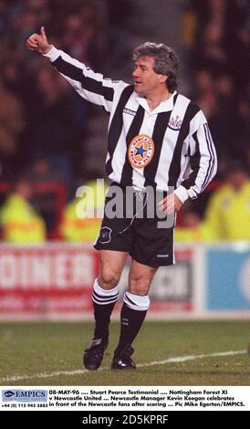 08-MAI-96 .... Stuart Pearce Testimonial .... Nottingham Forest XI / Newcastle United ... Newcastle Manager Kevin Keegan feiert vor den Newcastle-Fans nach dem Tor Stockfoto