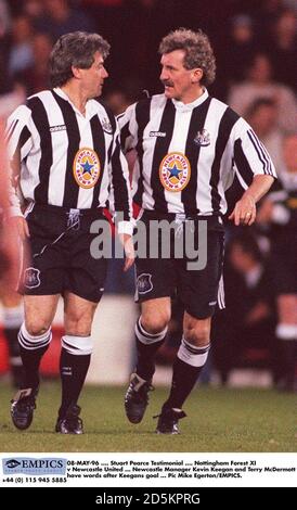 08-MAI-96 .... Stuart Pearce Testimonial .... Nottingham Forest XI / Newcastle United ... Newcastle Manager Kevin Keegan und Terry McDermott haben Worte nach Keegans Tor Stockfoto