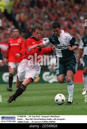 David Beckham von Manchester United kämpft mit Robbie Fowler von Liverpool Stockfoto