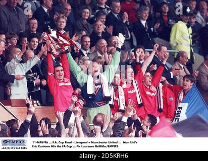 11-MAI-96 ... F.A. Pokalfinale - Liverpool gegen Manchester United ... Eric Cantona von Manchester United hebt den FA Cup an Stockfoto