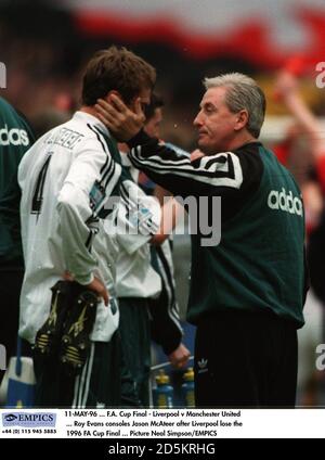 11-MAI-96 ... F.A. Pokalfinale - Liverpool gegen Manchester United ... Roy Evans tröstet Jason McAteer nach Liverpool verlieren die FA Cup Final 1996 ... Bild Neal Simpson/EMPICS Stockfoto