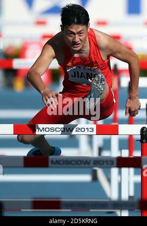 Chinas Fan Jiang tritt am zweiten Tag der IAAF Leichtathletik-Weltmeisterschaften 2013 im Luzhniki-Stadion in Moskau, Russland, in den 110-Meter-Hürden der Männer an. Stockfoto