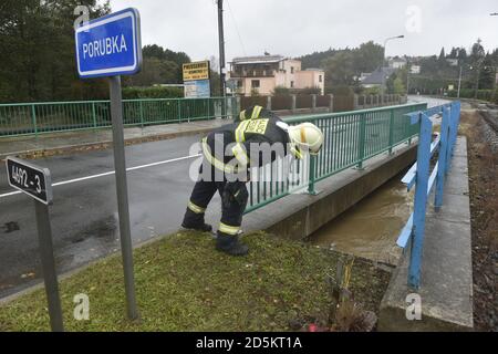 Vresina, Tschechische Republik. Oktober 2020. Schwere Regenfälle verursachten Überschwemmungen in Teilen der Tschechischen Republik. Der stetige Regen erhöhte den Wasserstand des Flusses Porubka in Vresina bei Ostrava, Tschechische Republik, 14. Oktober 2020. Kredit: Jaroslav Ozana/CTK Foto/Alamy Live Nachrichten Stockfoto