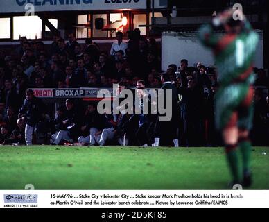 Stoke City Torwart Mark Prudhoe hält seinen Kopf in IS Hände als LeicesterCity Manager Martin O'Neill und die Leicester Bank Feiern Stockfoto