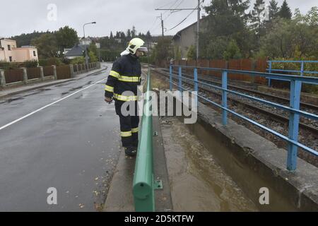 Vresina, Tschechische Republik. Oktober 2020. Schwere Regenfälle verursachten Überschwemmungen in Teilen der Tschechischen Republik. Der stetige Regen erhöhte den Wasserstand des Flusses Porubka in Vresina bei Ostrava, Tschechische Republik, 14. Oktober 2020. Kredit: Jaroslav Ozana/CTK Foto/Alamy Live Nachrichten Stockfoto