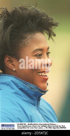 18-MAI-96 ...Bedfordshire International Games ... Tessa Sanderson zeigt ihre Freude nach ihrem ersten Wettbewerb seit über vier Jahren Stockfoto