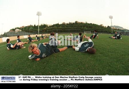 31-MAI-96 ... Wales Training im San Marino Stadium Rob Savage wärmt sich während der Trainingseinheit am Freitagabend auf Stockfoto