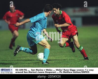 02-JUN-96 ... San Marino gegen Wales ... Wales' Ryan Giggs schlängelt sich durch San Marinos Leone Gasperoni Stockfoto