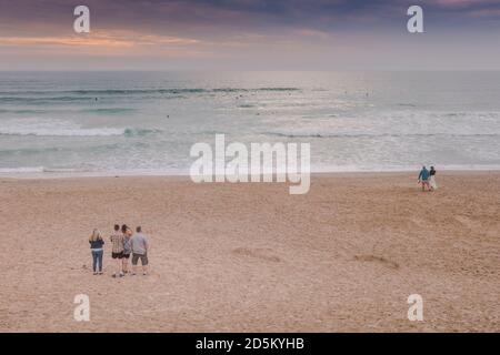 Abendlicht auf den Fistral Beach in Newquay in Cornwall. Stockfoto