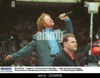 Mick Hucknall und Simply Red tritt bei der Eröffnungszeremonie auf In Wembley Stockfoto