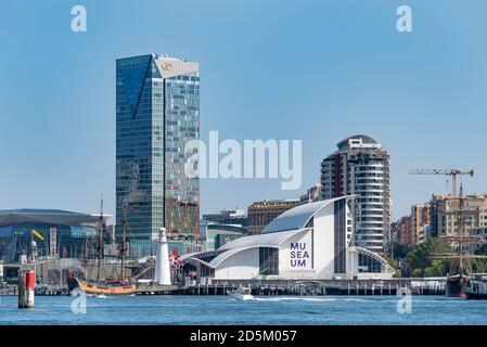 Das von Philip Cox entworfene Australian Maritime Museum am westlichen Rand des Darling Harbour und das 5-Sterne Sofitel Hotel in Pyrmont, Sydney, Australien Stockfoto