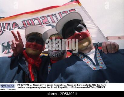 09-JUN-96 ... Deutschland gegen Tschechische Republik ... Deutsche Fans vor Old Trafford vor dem Spiel gegen die Tschechische Republik Stockfoto