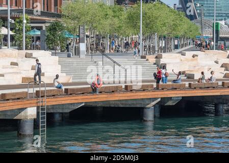 Barangaroo, Sydney, Aust Okt 2020: Die neu erbaute Watermans Cove ist für die Öffentlichkeit zugänglich und bietet einen 11.000 qm großen öffentlichen Raum neben dem Hafen Stockfoto