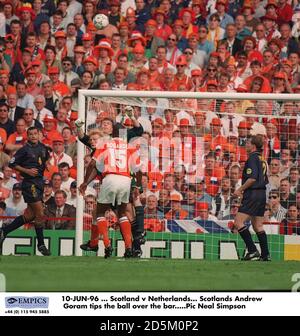 10-JUN-96 ... Schottland / Niederlande. Scotlands Andrew Goram kippt den Ball über die Bar Stockfoto