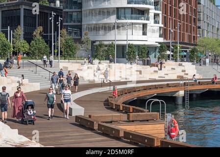 Barangaroo, Sydney, Aust Okt 2020: Die neu erbaute Watermans Cove ist für die Öffentlichkeit zugänglich und bietet einen 11.000 qm großen öffentlichen Raum neben dem Hafen Stockfoto