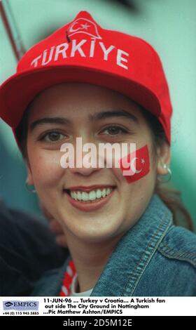 11-JUN-96 ... Türkei – Kroatien. Ein türkischer Fan steht auf dem Stadtgelände in Nottingham Stockfoto