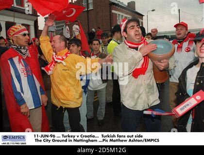 11-JUN-96 ... Türkei – Kroatien. Türkische Fans aus der Seite der Stadt Boden in Nottingham Stockfoto