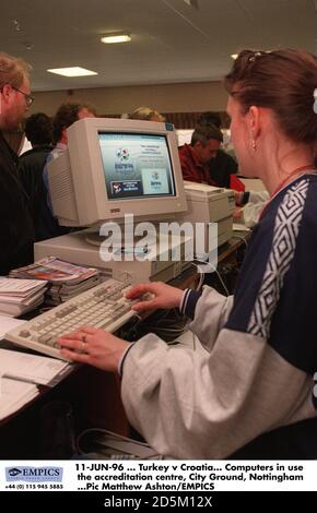 11-JUN-96 ... Türkei – Kroatien. Computer in Gebrauch das Akkreditierungszentrum, City Ground, Nottingham Stockfoto