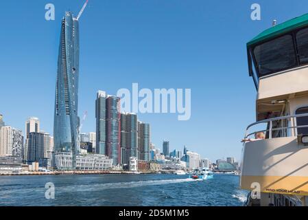 Ein kleines Kind auf dem Oberdeck der Sydney Ferry, Catherine Hamlin, zeigt auf den neuen Crown Sydney Casino Tower, der jetzt auf 271 m überragt wird. Stockfoto