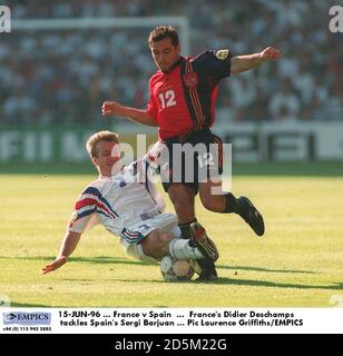 15-JUN-96 ... Frankreich gegen Spanien ... Der französische Didier Deschamps bekämpft den spanischen Sergi Barjuan Stockfoto