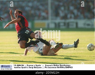 15-JUN-96 ... Frankreich gegen Spanien ... Der französische Didier Deschamps bekämpft den spanischen Sergi Barjuan Stockfoto