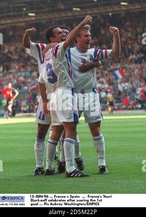 15-JUN-96 ... Frankreich gegen Spanien ... Frankreichs Youri Djorkaeff feiert nach dem 1. Tor Stockfoto