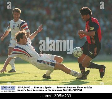 15-JUN-96 ... Frankreich gegen Spanien ... Der französische Laurent Blanc bekämpft den spanischen José Caminero Stockfoto