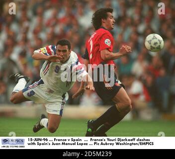 15-JUN-96 ... Frankreich gegen Spanien ... Frankreichs Youri Djorkaeff stößt auf den spanischen Juan Manuel Lopez Stockfoto