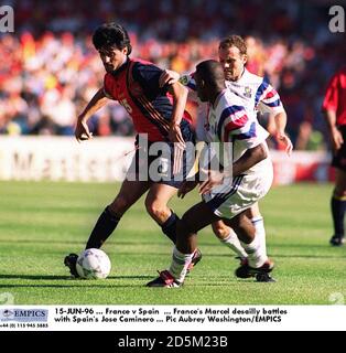 15-JUN-96 ... Frankreich gegen Spanien ... Frankreichs Marcel desailly kämpft mit Spaniens Jose Caminero Stockfoto
