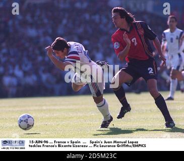 15-JUN-96 ... Frankreich gegen Spanien ... Der Spanier Juan Manuel Lopez bekämpft den französischen Bixente Lizarazu Stockfoto