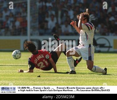 15-JUN-96 ... Frankreich gegen Spanien ... Frankreichs Bixente Lizarazu geht nach einem High Tackle von Spaniens Luis Enrique Martinez unter Stockfoto