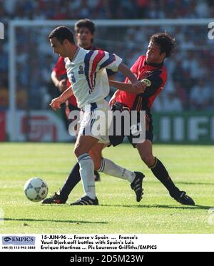 15-JUN-96 ... Frankreich gegen Spanien ... Frankreichs Youri Djorkaeff kämpft mit Spaniens Luis Enrique Martinez Stockfoto