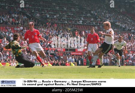 16-JUN-96 ... Russland gegen Deutschland ... Jürgen Klinsmann erzielt seinen zweiten Treffer gegen Russland Stockfoto