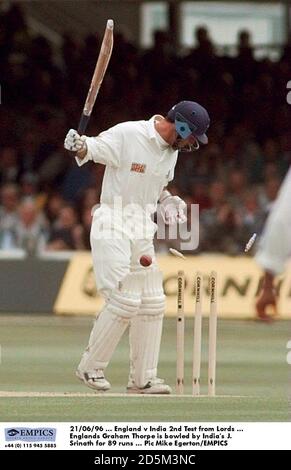 21/06/96 ... England gegen Indien 2. Test von Lords ... Englands Graham Thorpe wird 89 Läufe von J. Srinath in Indien durchgeführt Stockfoto