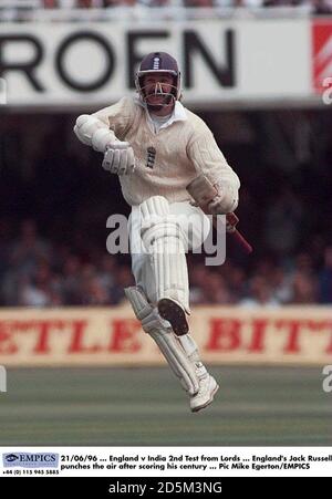 21/06/96 ... England gegen Indien 2. Test von Lords ... Englands Jack Russell schlägt die Luft, nachdem er sein Jahrhundert erreicht hat Stockfoto