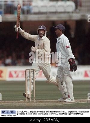 21/06/96 ... England gegen Indien 2. Test von Lords ... England's Jack Russell feiert nach seinem Jahrhundert Scoring Stockfoto