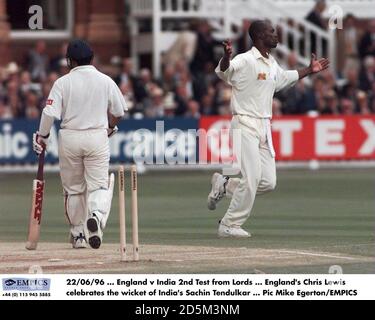 22/06/96 ... England gegen Indien 2. Test von Lords ... Englands Chris Lewis feiert das Dickicht des indischen Sachin Tendulkar Stockfoto