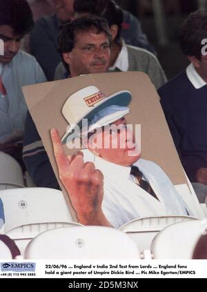 22/06/96 ... England gegen Indien 2. Test von Lords ... England-Fans halten ein riesiges Poster von Umpire Dickie Bird Stockfoto