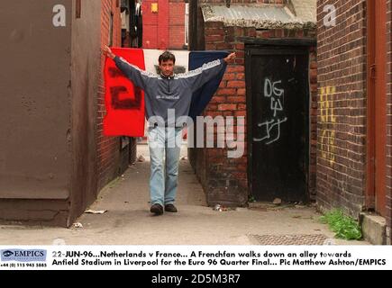 22-JUN-96. Niederlande – Frankreich. Ein Franzose geht eine Gasse hinunter in Richtung Anfield Stadium in Liverpool für das EM 96 Quarter Final Stockfoto